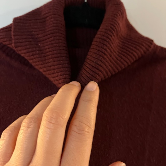 Beautiful maroon turtleneck sweater - Picture 3 of 4